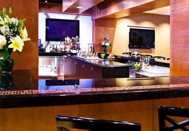 Imagen del bar/restaurante del Hotel Courtyard By Marriott - Logan Airport. Foto 8
