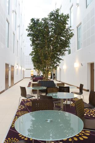 Imagen de los interiores del Hotel Courtyard By Marriott London Gatwick Airport. Foto 7