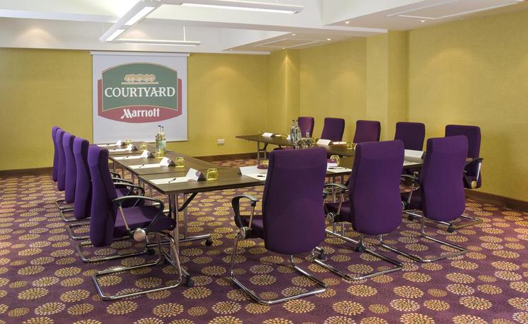 Imagen de los interiores del Hotel Courtyard By Marriott London Gatwick Airport. Foto 8