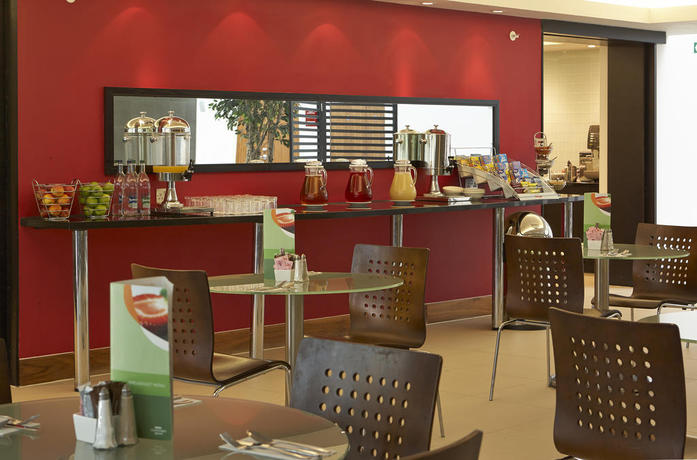 Imagen del bar/restaurante del Hotel Courtyard By Marriott London Gatwick Airport. Foto 2