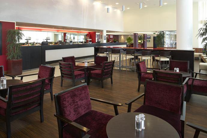 Imagen del bar/restaurante del Hotel Courtyard By Marriott London Gatwick Airport. Foto 3