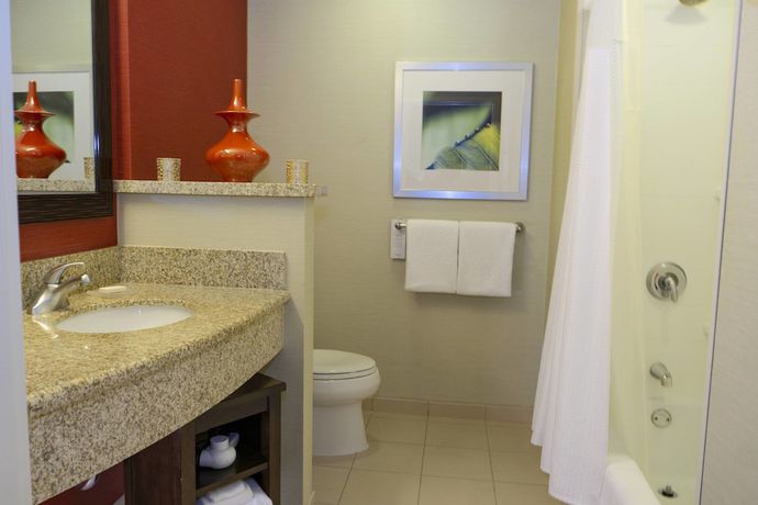 Imagen de la habitación del Hotel Courtyard By Marriott Long Beach Airport. Foto 14