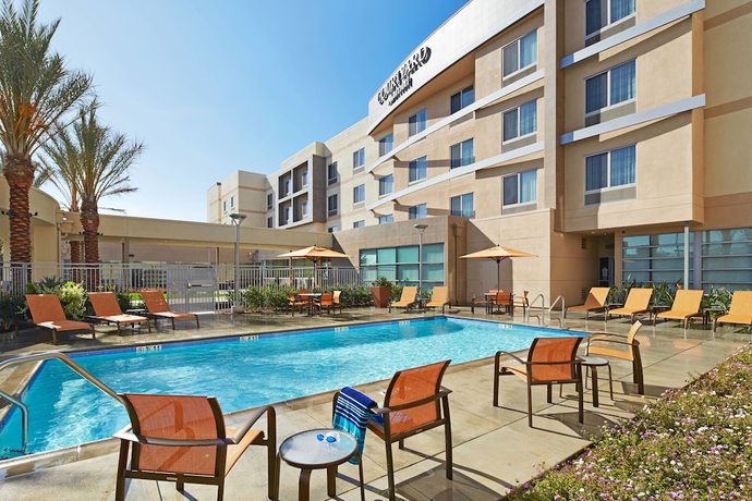Imagen de la piscina del Hotel Courtyard By Marriott Long Beach Airport. Foto 20