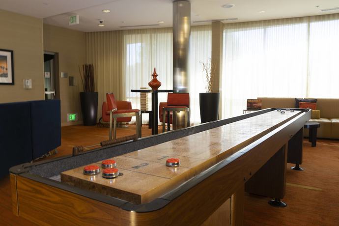 Imagen de los interiores del Hotel Courtyard By Marriott Long Beach Airport. Foto 18