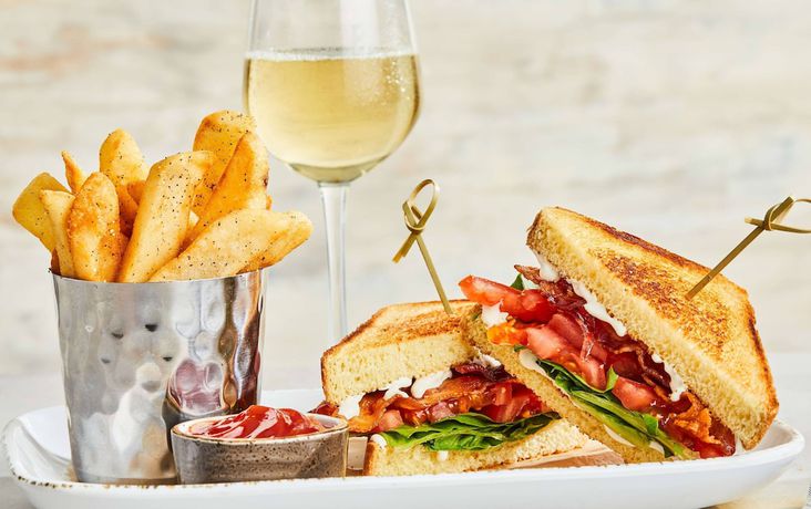 Imagen del bar/restaurante del Hotel Courtyard By Marriott Long Beach Airport. Foto 7