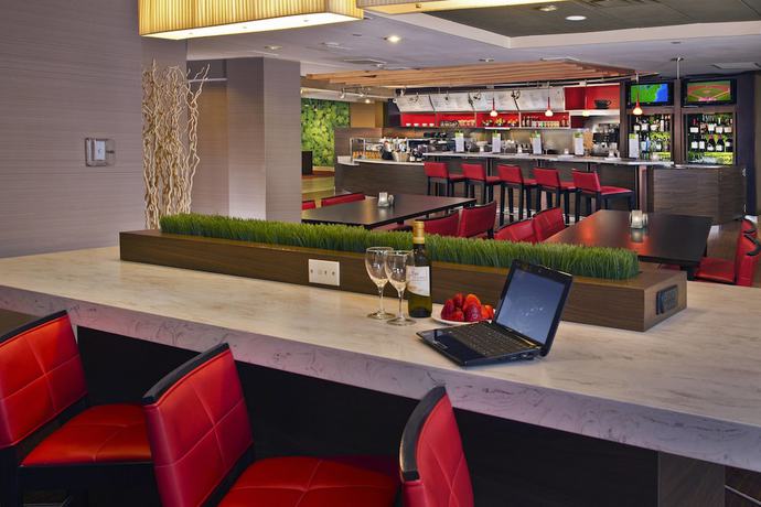 Imagen de los interiores del Hotel Courtyard By Marriott Long Island Macarthur Airport. Foto 18