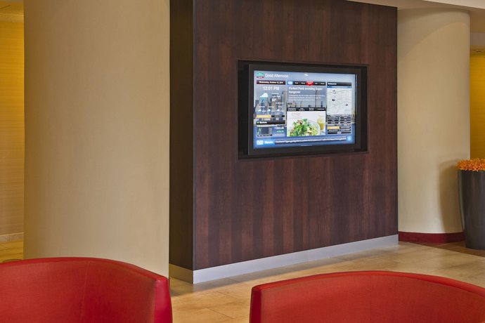 Imagen del bar/restaurante del Hotel Courtyard By Marriott Long Island Macarthur Airport. Foto 2