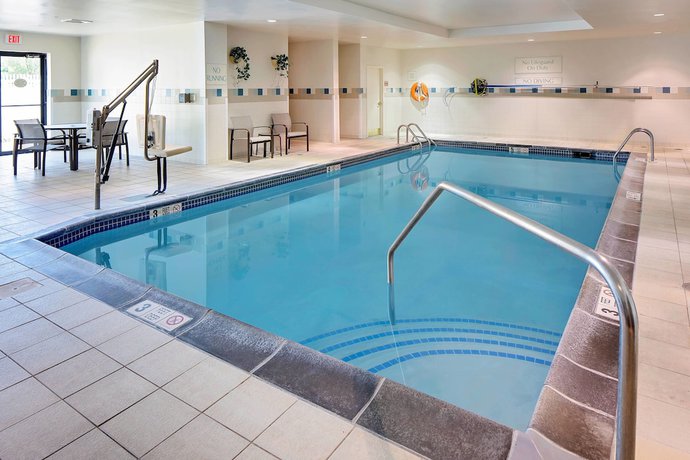 Imagen de la piscina del Hotel Courtyard By Marriott Long Island Macarthur Airport. Foto 20