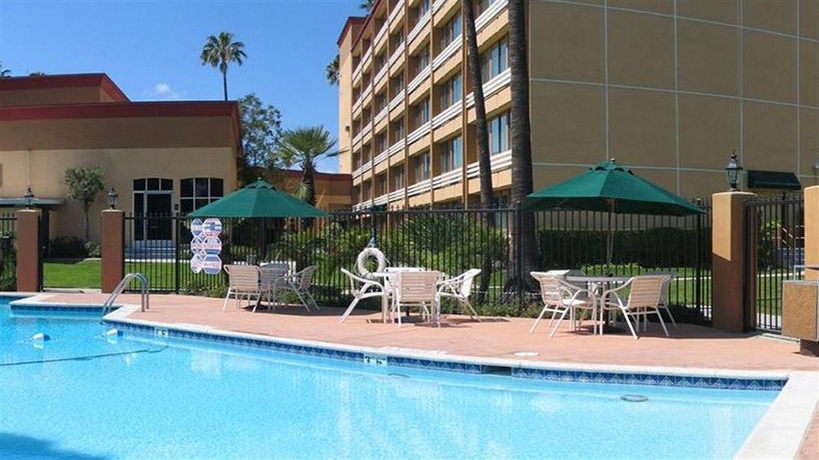 Imagen de la piscina del Hotel Courtyard By Marriott Los Angeles Woodland Hills. Foto 9