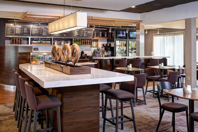 Imagen del bar/restaurante del Hotel Courtyard By Marriott Louisville East. Foto 2