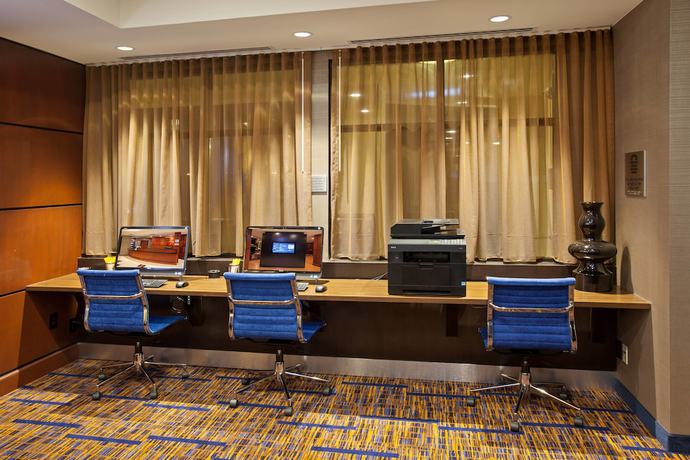 Imagen de los interiores del Hotel Courtyard By Marriott Louisville Northeast. Foto 11