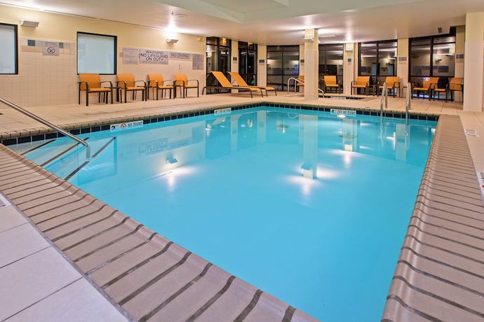 Imagen de la piscina del Hotel Courtyard By Marriott Louisville Northeast. Foto 20