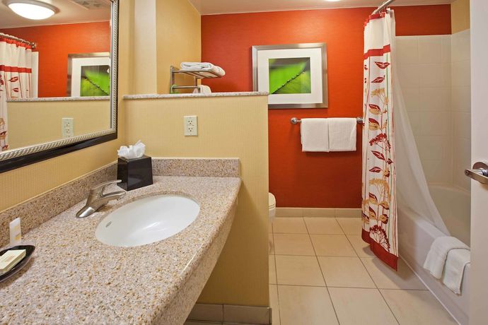 Imagen de la habitación del Hotel Courtyard By Marriott Louisville Northeast. Foto 10