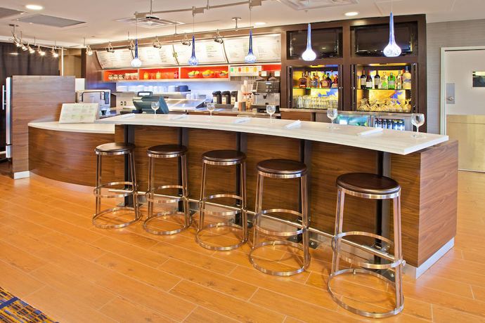 Imagen del bar/restaurante del Hotel Courtyard By Marriott Louisville Northeast. Foto 5