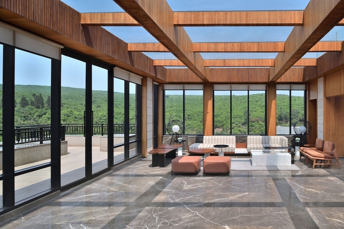 Imagen de los interiores del Hotel Courtyard By Marriott Mahabaleshwar. Foto 19