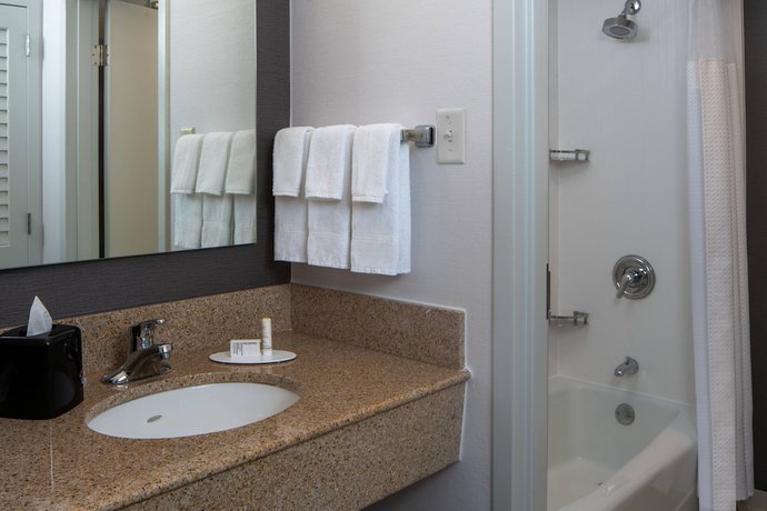 Imagen de la habitación del Hotel Courtyard By Marriott Memphis East/park Avenue. Foto 14