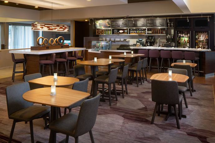 Imagen del bar/restaurante del Hotel Courtyard By Marriott Memphis East/park Avenue. Foto 2
