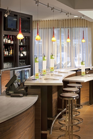 Imagen del bar/restaurante del Hotel Courtyard By Marriott Miami Airport West/doral. Foto 8
