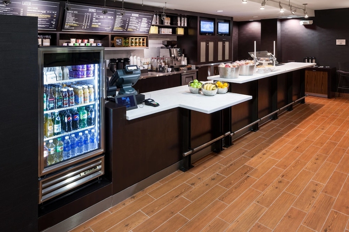 Imagen del bar/restaurante del Hotel Courtyard By Marriott Miami At Dolphin Mall. Foto 3