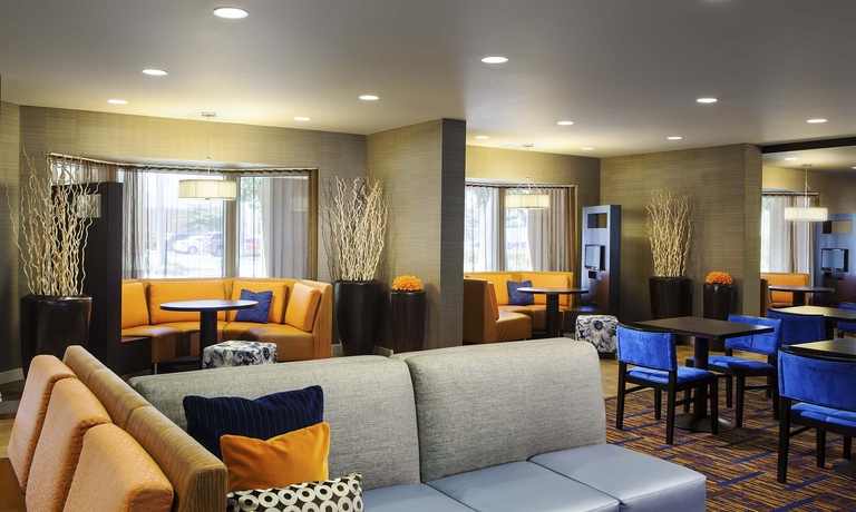 Imagen de los interiores del Hotel Courtyard By Marriott Miami Aventura Mall. Foto 12