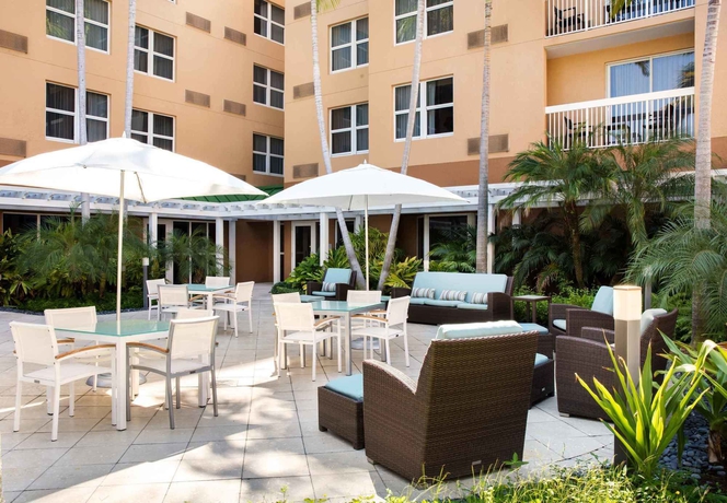 Imagen de los exteriores del Hotel Courtyard By Marriott Miami Aventura Mall. Foto 11