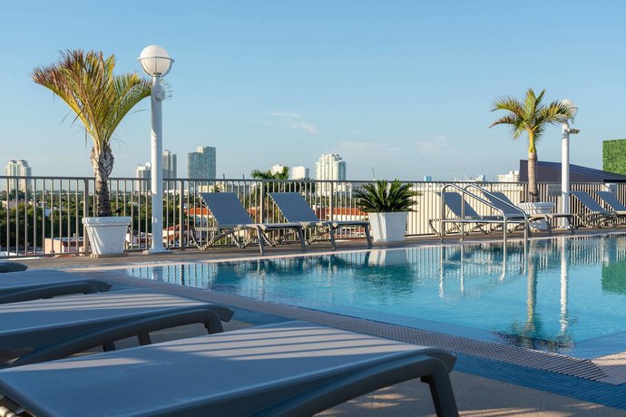 Imagen de la piscina del Hotel Courtyard By Marriott Miami Beach-south Beach. Foto 19