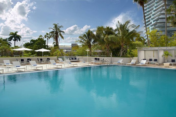 Imagen de la piscina del Hotel Courtyard By Marriott Miami Coconut Grove. Foto 20