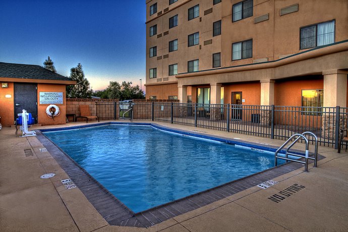 Imagen de la piscina del Hotel Courtyard By Marriott Midland. Foto 10
