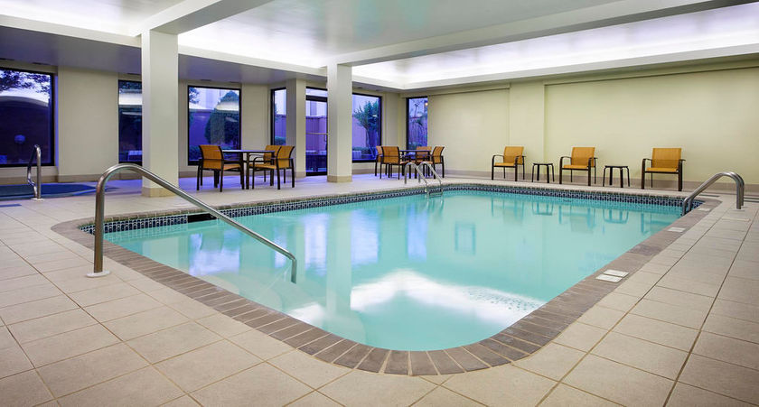 Imagen de la piscina del Hotel Courtyard By Marriott Mobile. Foto 8