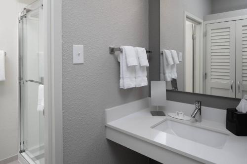 Imagen de la habitación del Hotel Courtyard By Marriott Nashville Airport. Foto 17