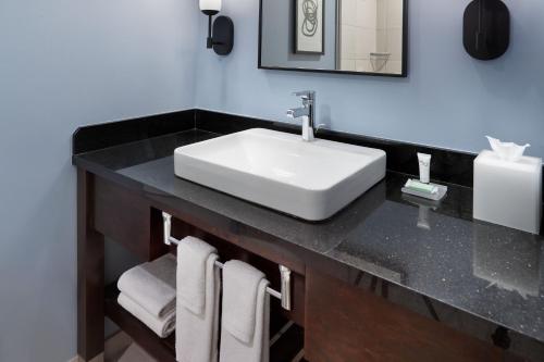 Imagen de la habitación del Hotel Courtyard By Marriott New Orleans French Quarter/iberville. Foto 12