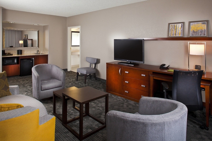 Imagen de la habitación del Hotel Courtyard By Marriott New Orleans Metairie. Foto 15