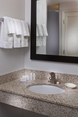 Imagen de la habitación del Hotel Courtyard By Marriott New Orleans Metairie. Foto 16