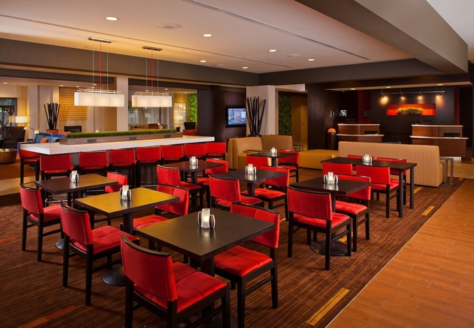 Imagen del bar/restaurante del Hotel Courtyard By Marriott New Orleans Metairie. Foto 5