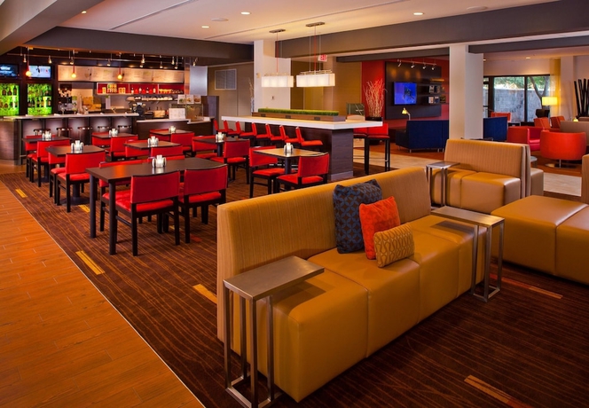 Imagen del bar/restaurante del Hotel Courtyard By Marriott New Orleans Metairie. Foto 10