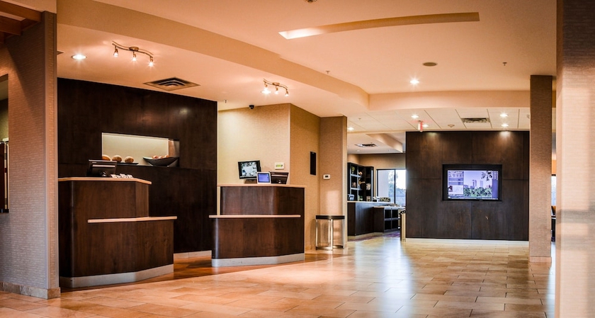 Imagen de los interiores del Hotel Courtyard By Marriott Norman. Foto 16