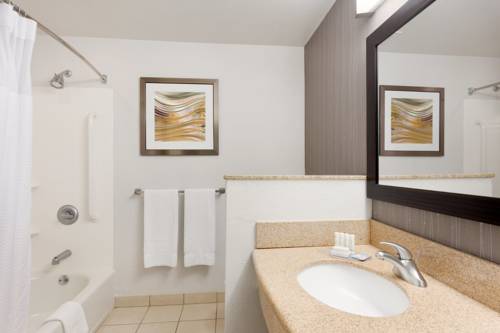Imagen de la habitación del Hotel Courtyard By Marriott Oklahoma City North/quail Springs. Foto 3