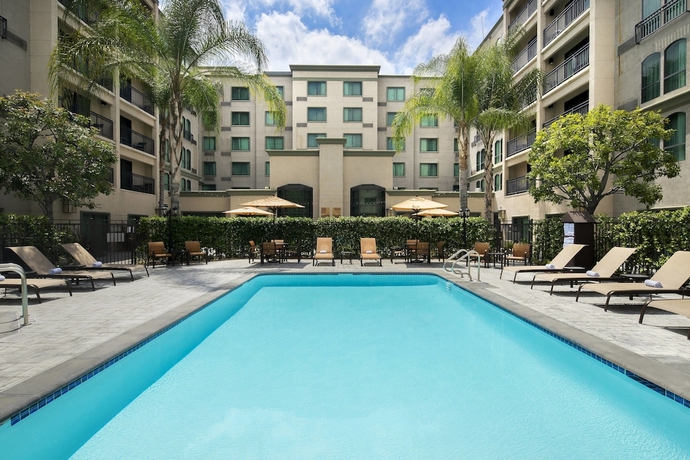 Imagen de la piscina del Hotel Courtyard By Marriott Old Pasadena. Foto 19