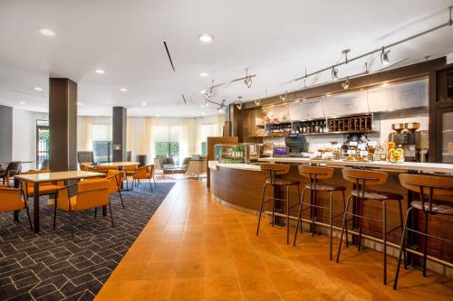 Imagen del bar/restaurante del Hotel Courtyard By Marriott Orlando Altamonte Springs/maitland. Foto 12