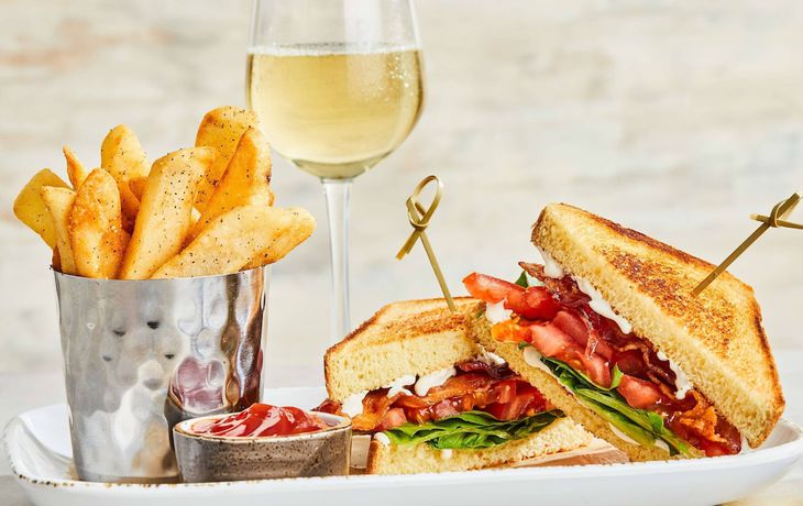 Imagen del bar/restaurante del Hotel Courtyard By Marriott Orlando International Dr / Conv Cntr. Foto 5