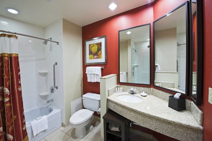 Imagen de la habitación del Hotel Courtyard By Marriott Ottawa East. Foto 16