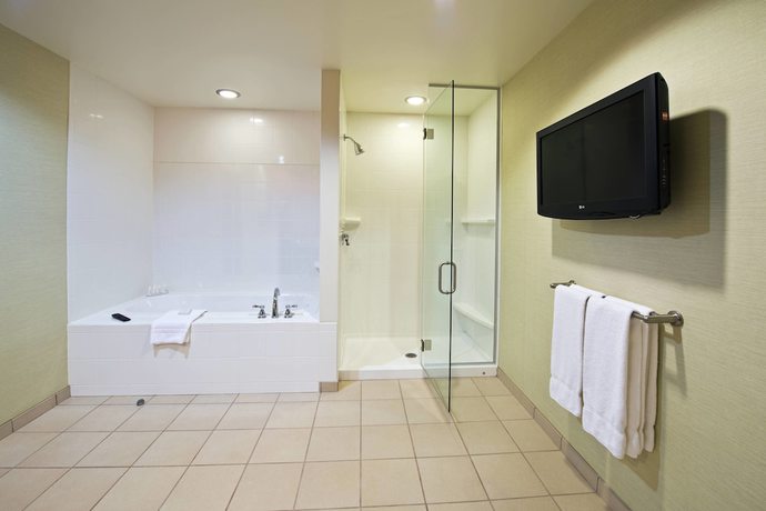 Imagen de la habitación del Hotel Courtyard By Marriott Ottawa East. Foto 17