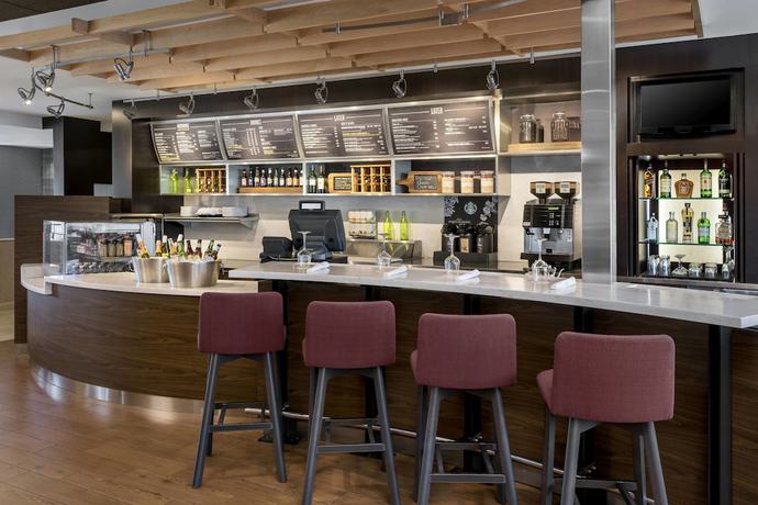 Imagen del bar/restaurante del Hotel Courtyard By Marriott Philadelphia Devon/villanova. Foto 4