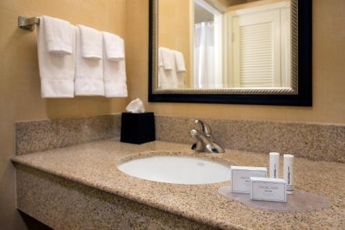 Imagen de la habitación del Hotel Courtyard By Marriott Phoenix Airport. Foto 18