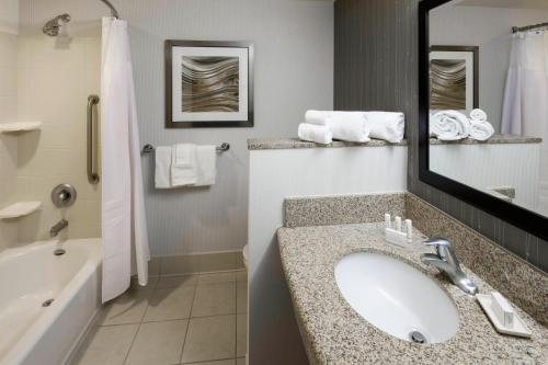 Imagen de la habitación del Hotel Courtyard By Marriott Phoenix West/avondale. Foto 16
