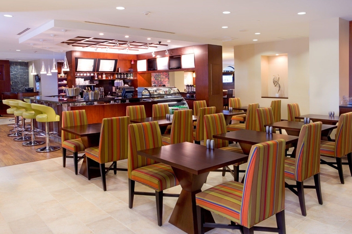 Imagen del bar/restaurante del Hotel Courtyard By Marriott Port Of Spain. Foto 3