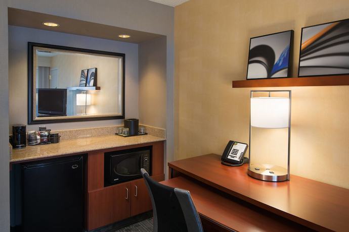 Imagen de la habitación del Hotel Courtyard By Marriott Portland Beaverton. Foto 13