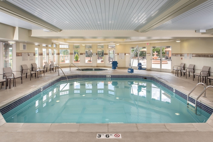 Imagen de la piscina del Hotel Courtyard By Marriott Portland North. Foto 19