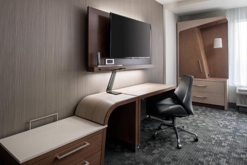 Imagen de la habitación del Hotel Courtyard By Marriott Pullman. Foto 17