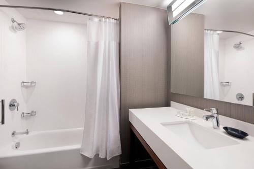 Imagen de la habitación del Hotel Courtyard By Marriott Pullman. Foto 18